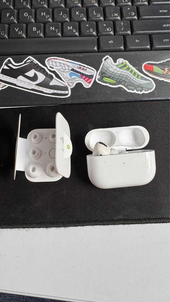 Apple AirPods Pro mwp22am/a  кейс та лівий навушник