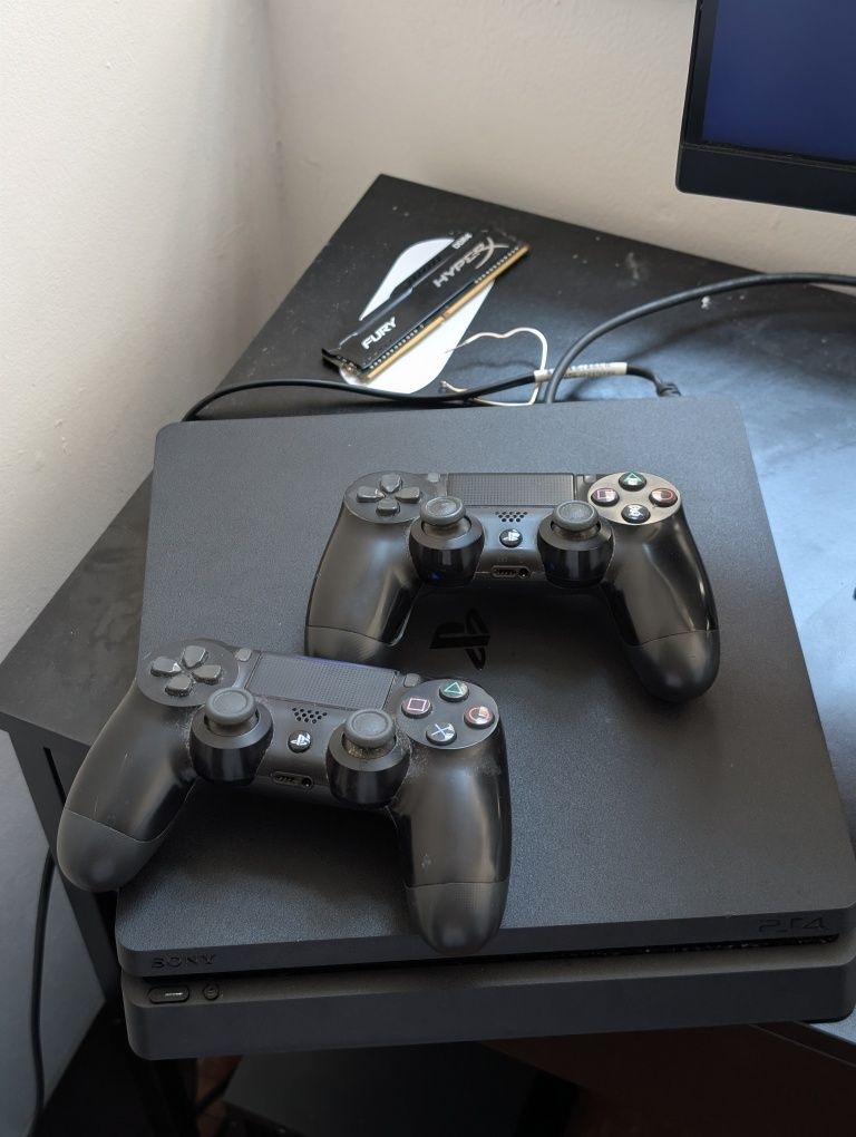 PlayStation 4 Slim 1TB / 2 Comandos / Semi novo