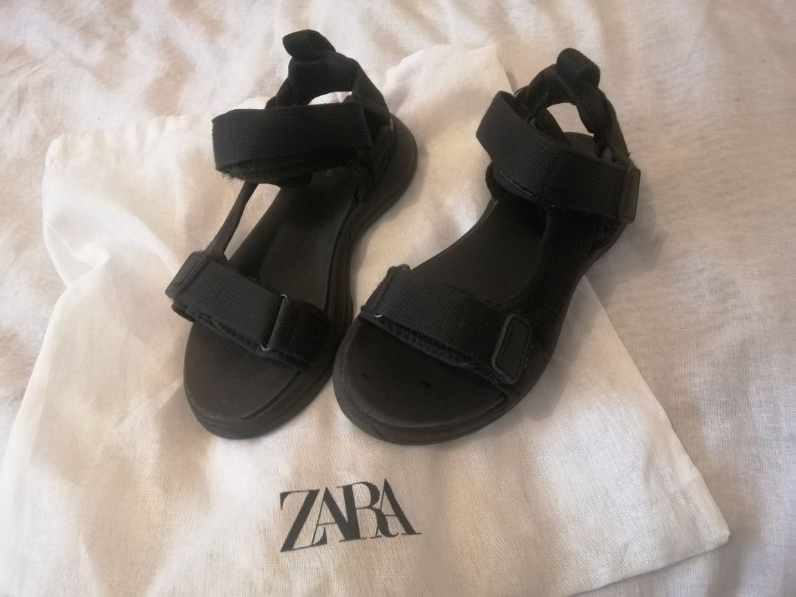 Босоножки Zara для мальчика чёрные 32р