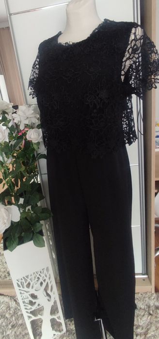 Elegancki kombinezon z koronką i szerokimi nogawkami