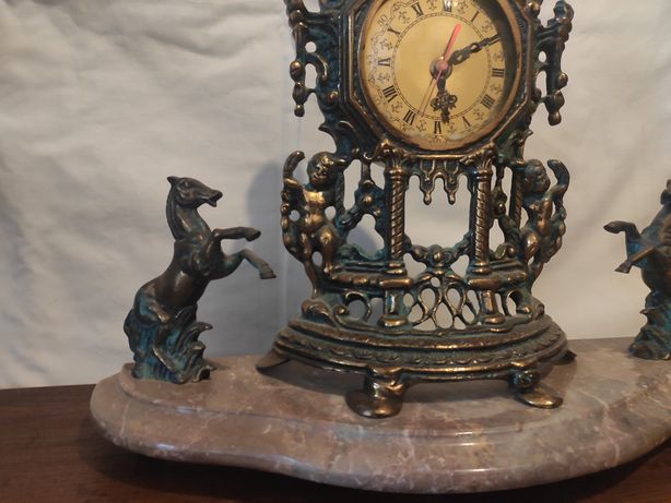 Relógio de mesa antigo de bronze