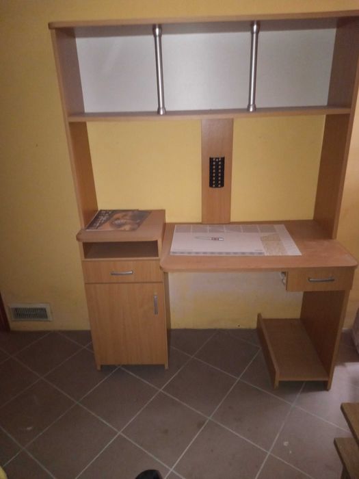 Biurko przyścienne