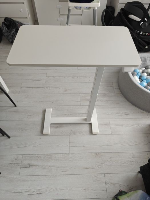 Biały stolik pod laptopa regulowana wysokość Bollsidan Ikea