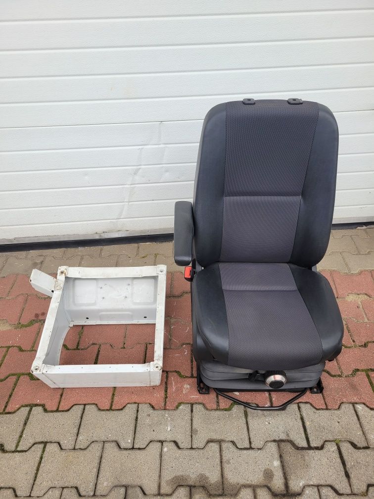 Fotel kierowcy pneumatyczny Mercedes Sprinter Crafter 06-17 + podstawa