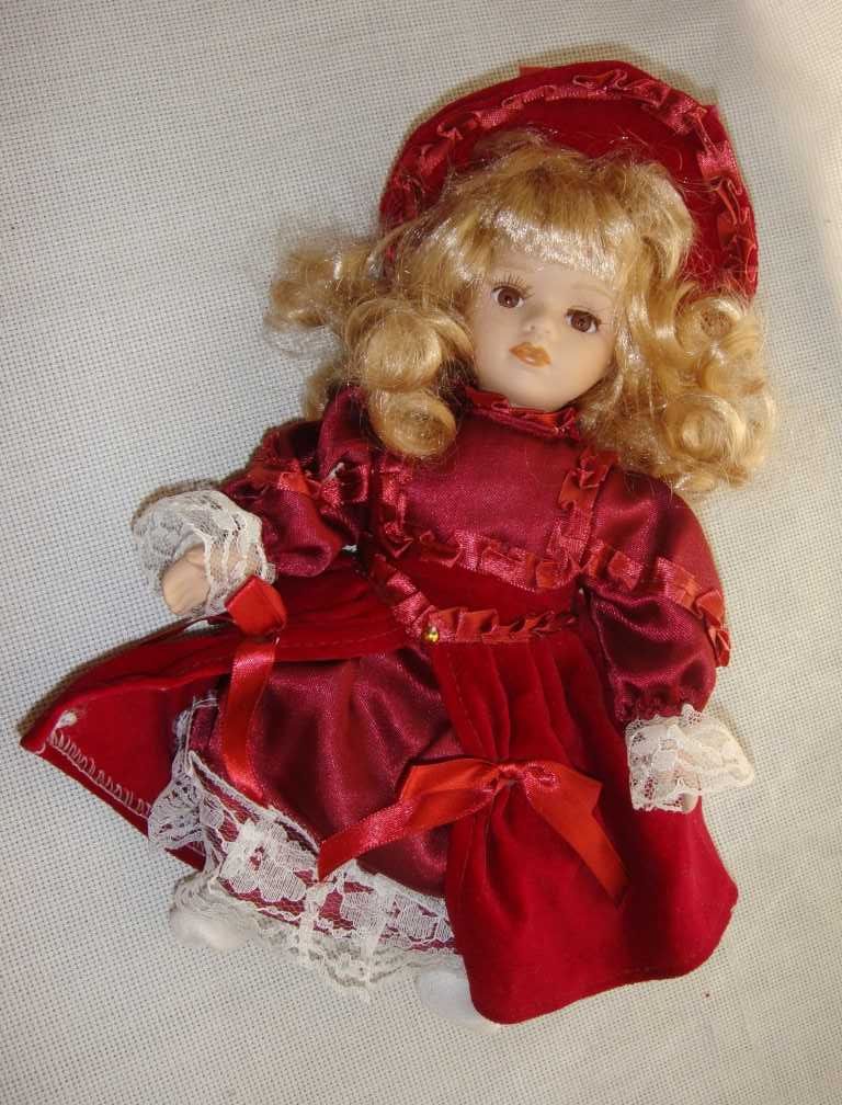 Немецкая винтажная фарфоровая кукла в бордовом бархатном платье 25 см