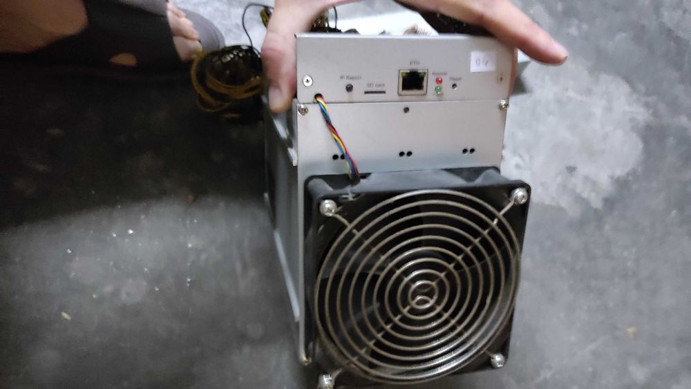 Mineradora AntMiner s9k