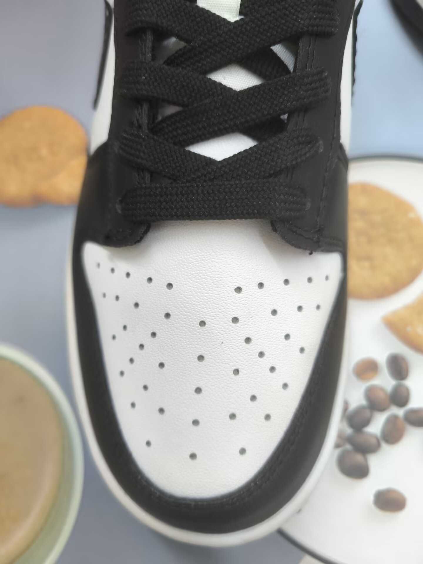 Damskie biało-czarne trampki Nike, rozmiar 38