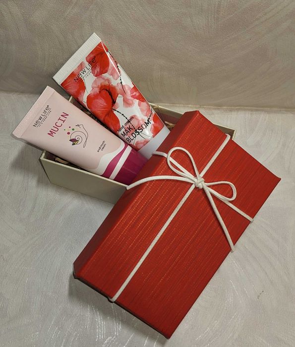 Подарунковий набір: Крем для обличчя Муцин та крем для рук MAK BLOSSOM