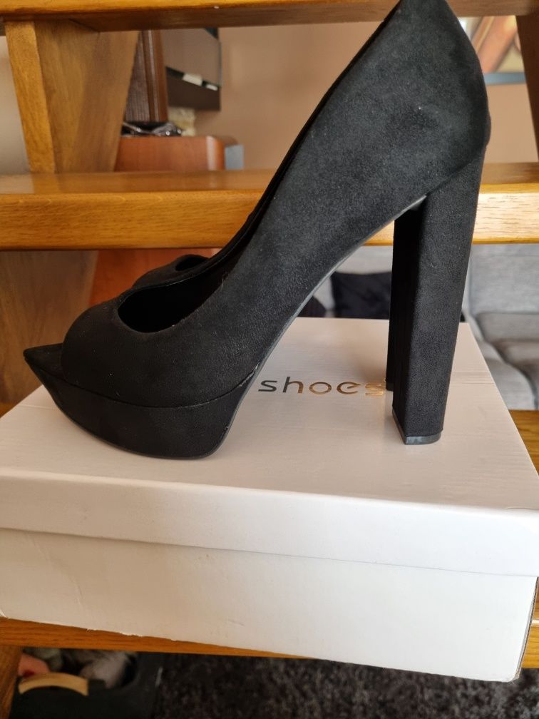 Bardzo wysokie buty na słupku na platformie r. 40