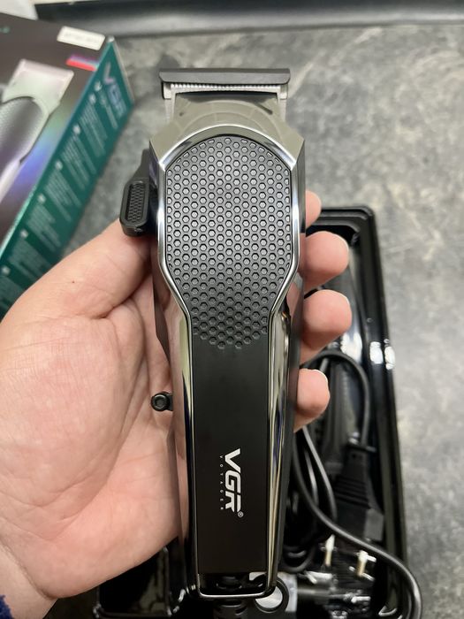 Машинка для стрижки волосся 220 v від розетки з насадками. Для волос