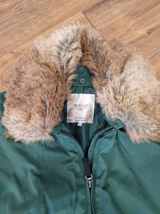 Зелена куртка -бомбер  від Zara з імітацією хутра на комірі.
Це зелена