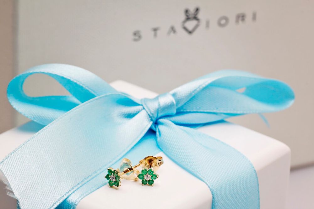 złote kolczyki staviori z diamentem