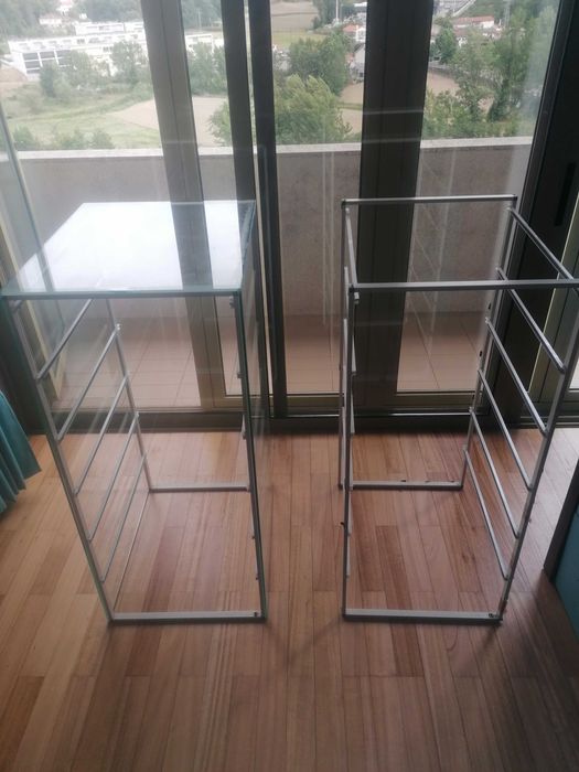 Armário em  alumínio com prateleiras em vidro