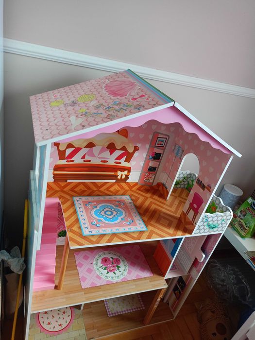 Drewniany duży domek dla lalek