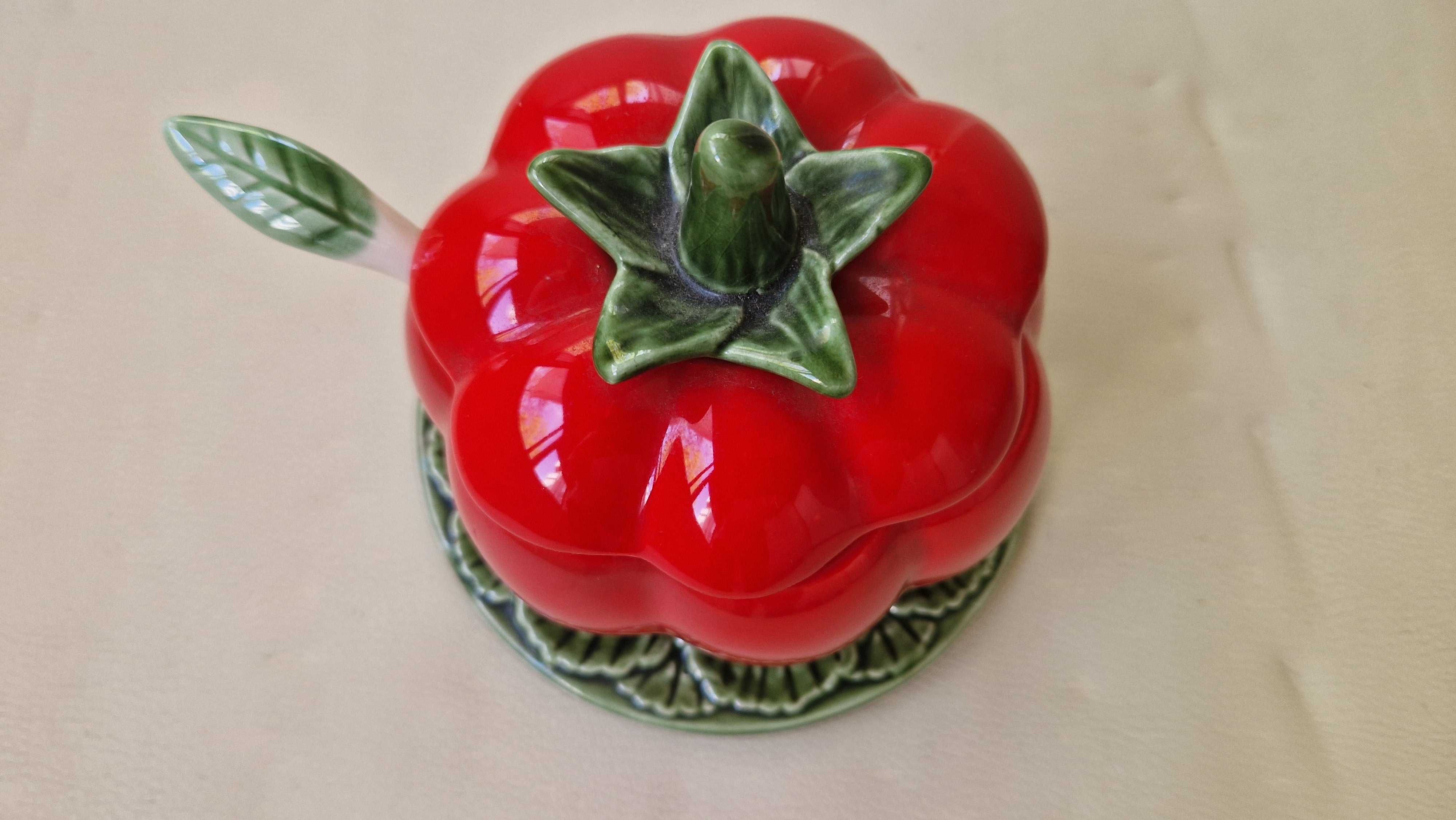 Açucareiro de louça em forma de tomate, com tampa e colher
