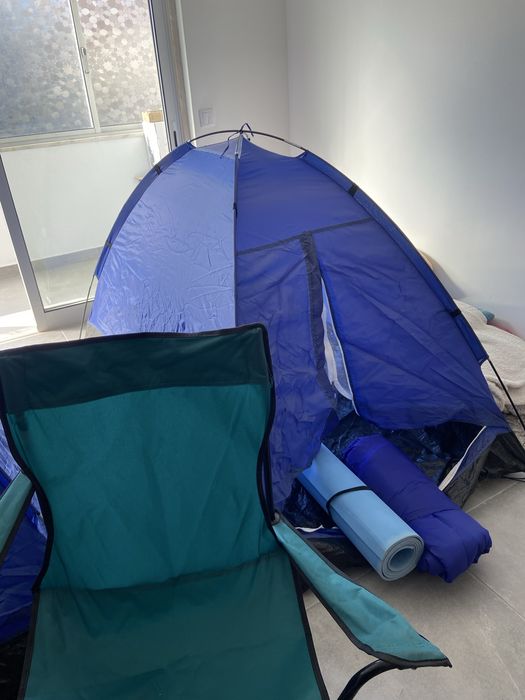 2 tendas de acampamento, 2 sacos cama e 2 tapetes de yoga