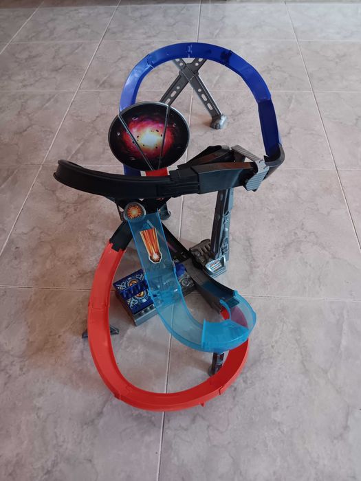 Pista Hot Wheels a Pilhas