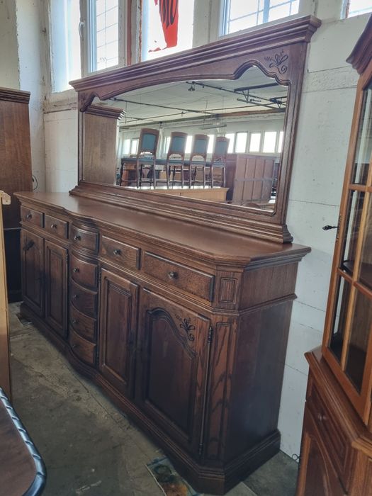 zestaw jadalnia drewniana komoda stół krzesła witryna