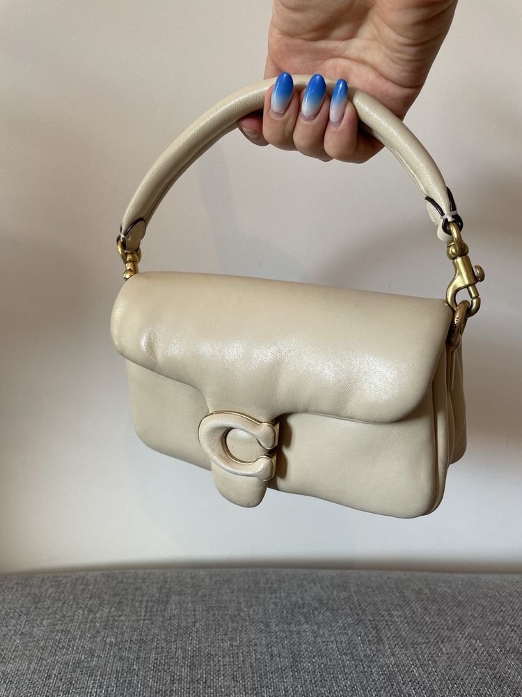 Skórzana torebka beżowa Coach Pillow Tabby Ivory 18 C