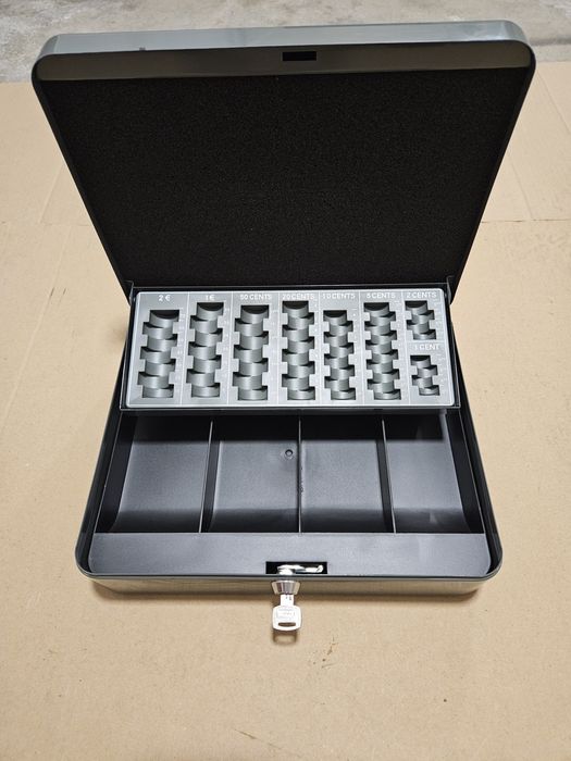 Cofre cinzento com chaves