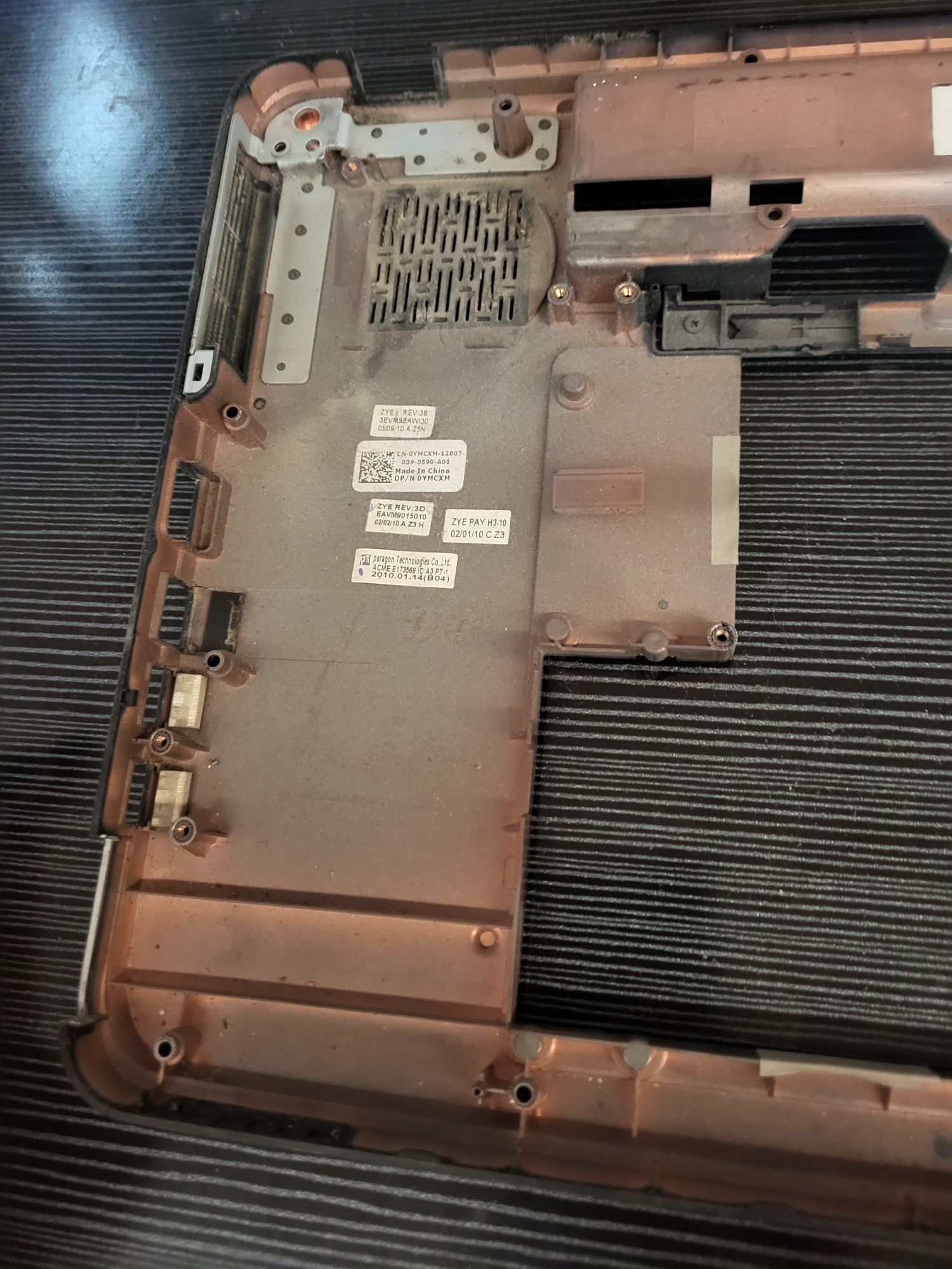 Sprzedam dolną obudowę do laptopa DELL VOSTRO 1015 PP37L.l