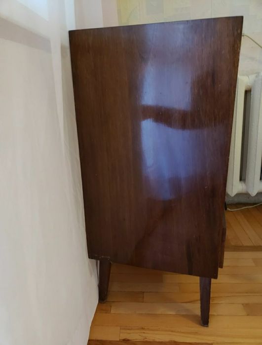 Винтажный комод 60-х годов Румыния.
Дерево, верх шпон ореха.