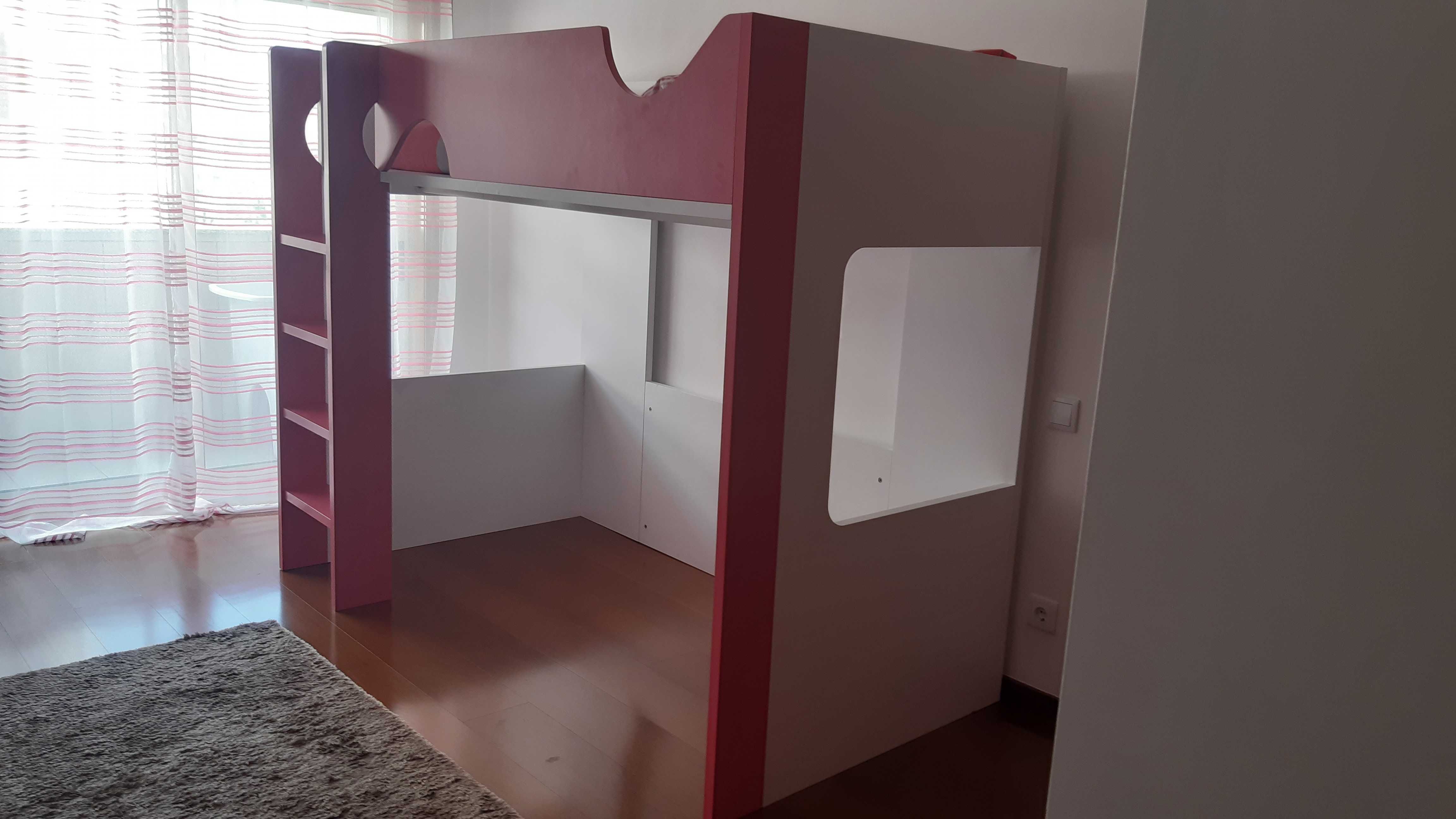 Cama branca e rosa