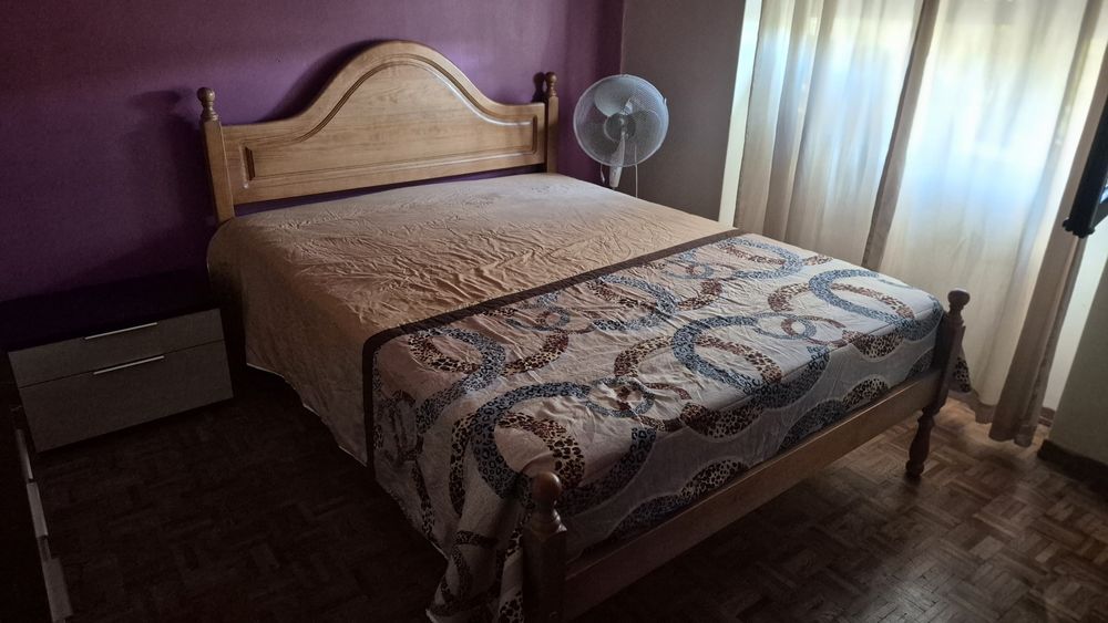 Alugo quarto com cama de casal para  sra. ou jovem solteira