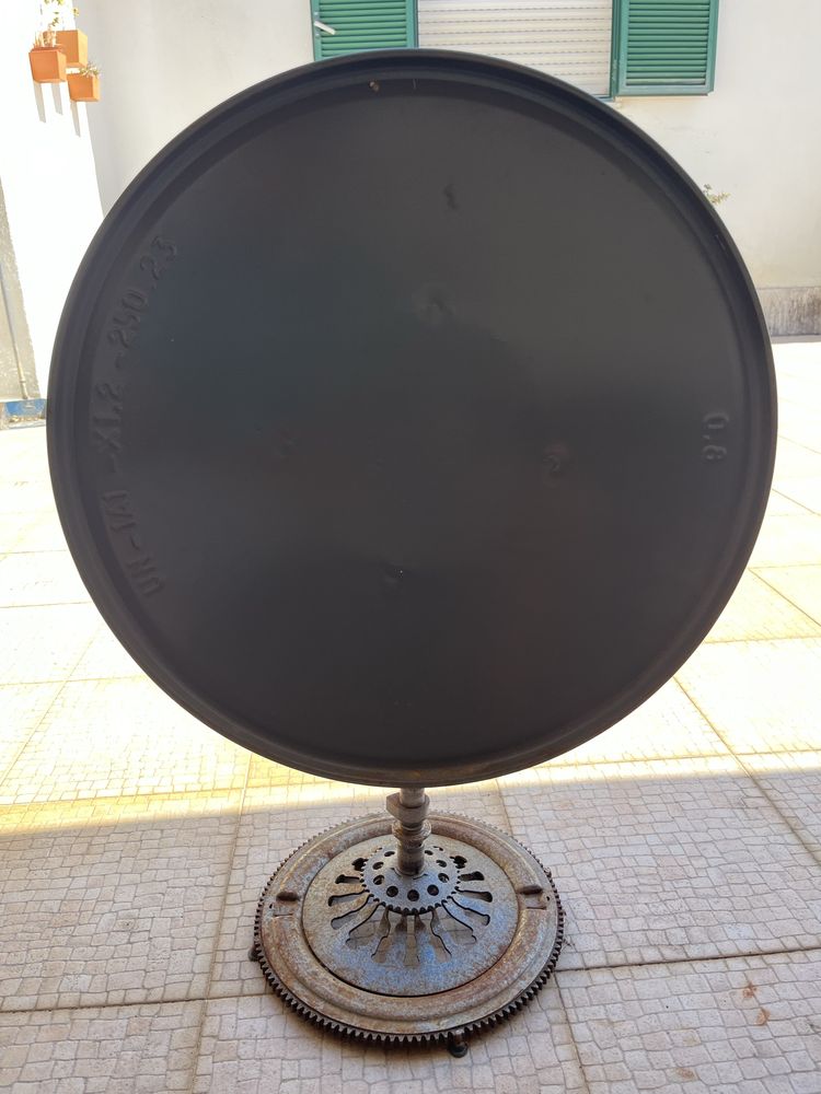 Mesa reaproveitada com peças de carro