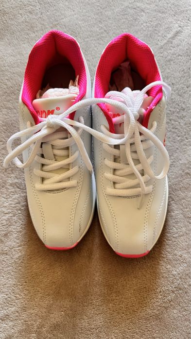 Мініатюрні кросівки на делікатну ніжку