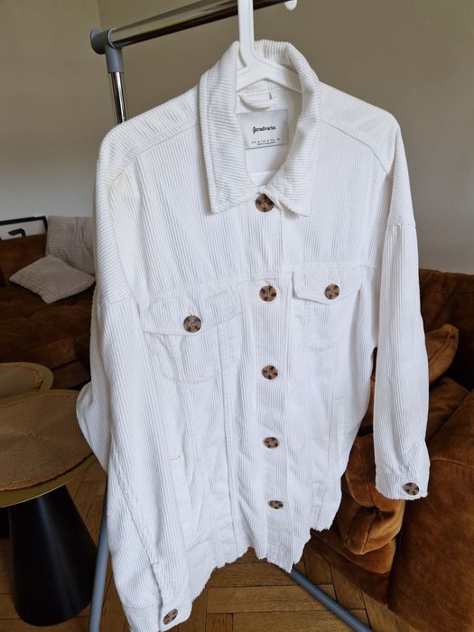 Kurtka koszula sztruksowa oversize Stradivarius M biala kremowa