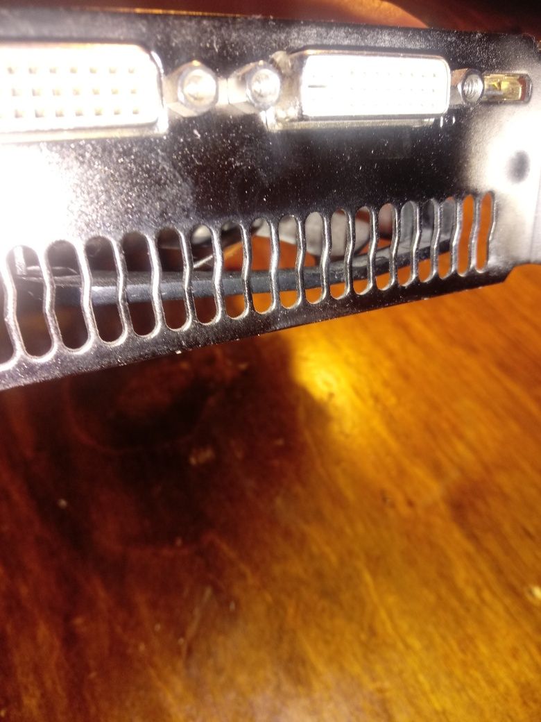 Gtx 560 gigabite windforce GV-N56GOC-1GI REV 1.0