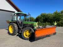 Ciągnik rolniczy John Deere 2650 + pług + piaskarka