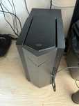 Komputer gamingowy z monitorem