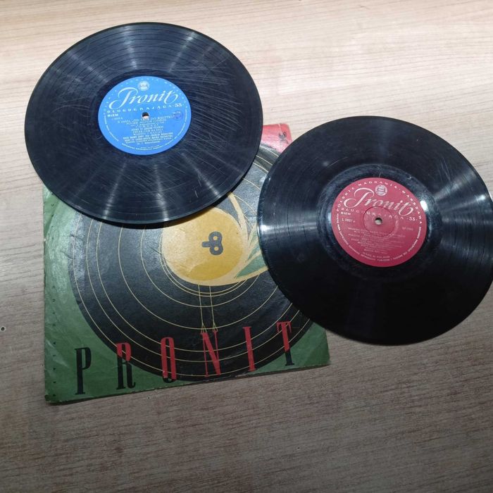 Dwie płyty winylowe w nieoryginalnym opakowaniu