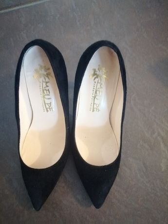 Sapatos pretos: a elegância nos seus pés a um preço imperdível