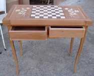 Mesa de jogo em embutidos