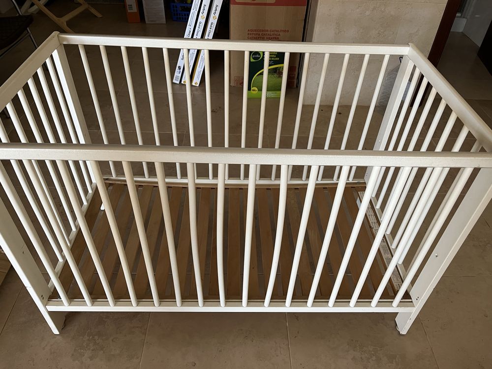 Berço e colchão de criança