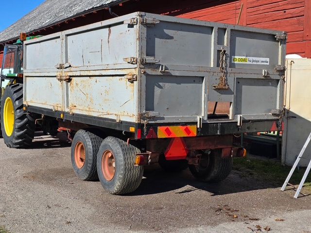 Przyczepa metalowa Ładne opony tandem 8-10ton wywrót 3 strony