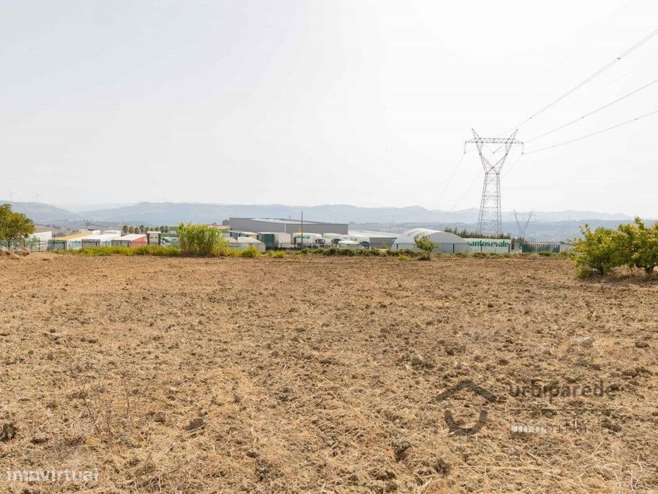 Terreno em Zona Industrial com 14.000 m2 situado em À-de-mourão,