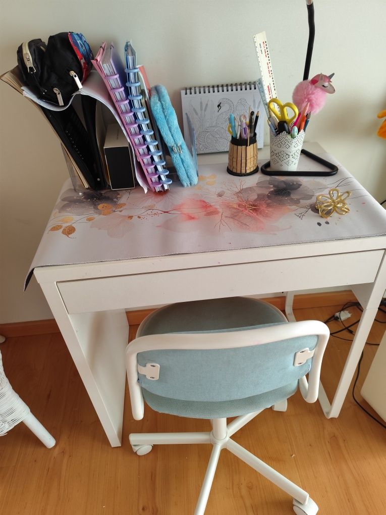 Secretaria com cadeira ikea