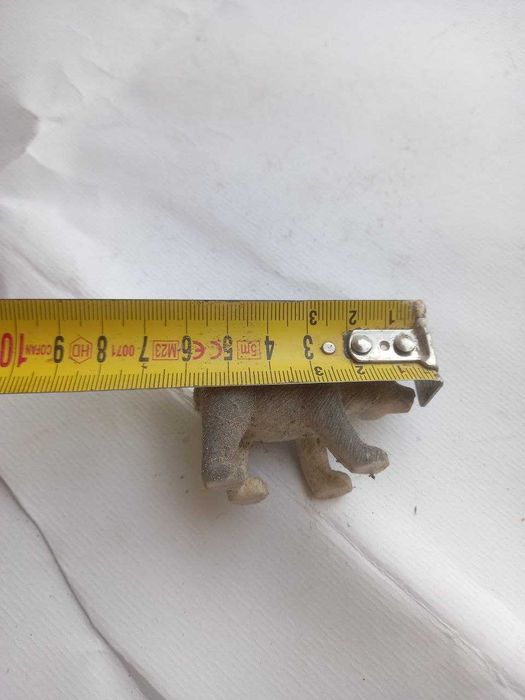 Brinquedo com figura de urso pardo