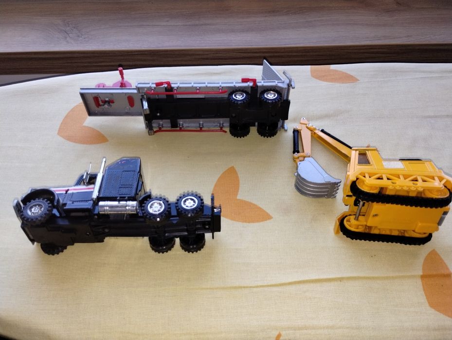 Retro zabawki Transporter z koparką od Playbear