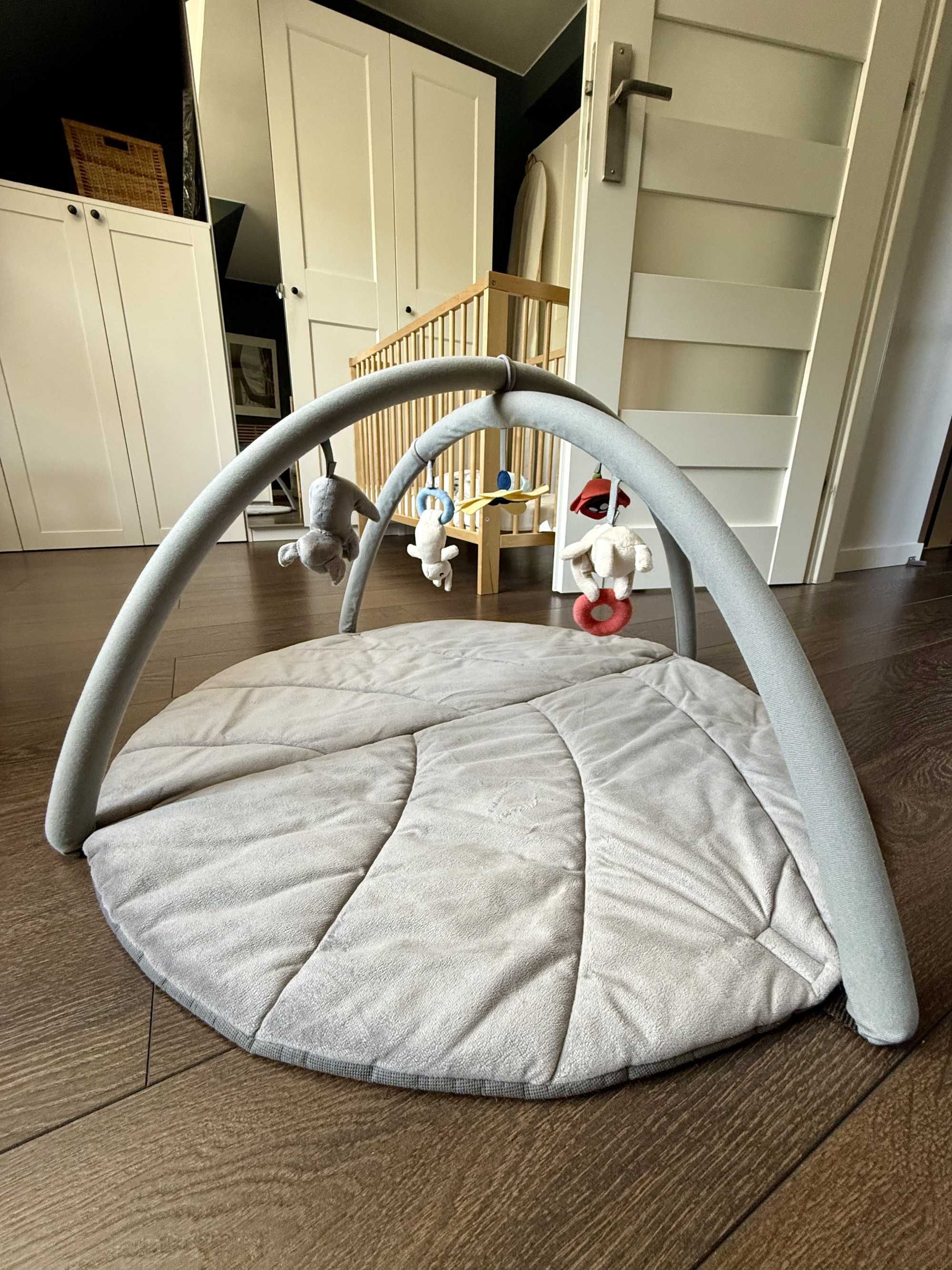 Mata aktywizująca, kocyk z zabawkami dla dziecka IKEA Gulligast