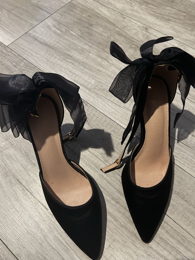 Czarne buty na obcasie
