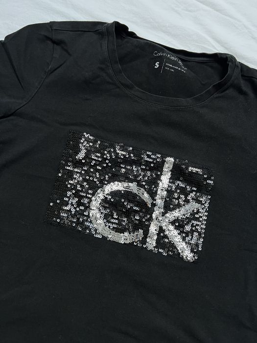 czarna bluzka t-shirt z cekinami Calvin Klein