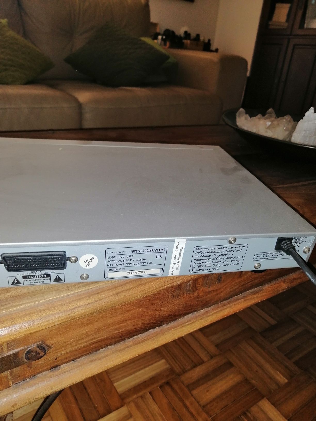 Leitor de DVD, marca Crown, a funcionar