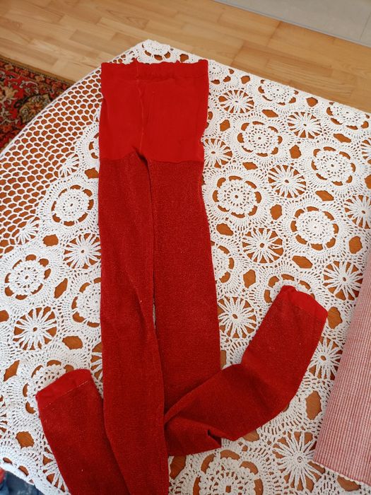 Rajstopy czerwone z błyszczkiem - używane.