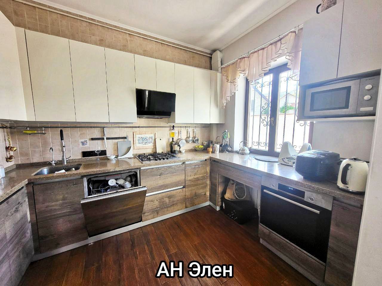 Отдельный дом на поселке возле моря