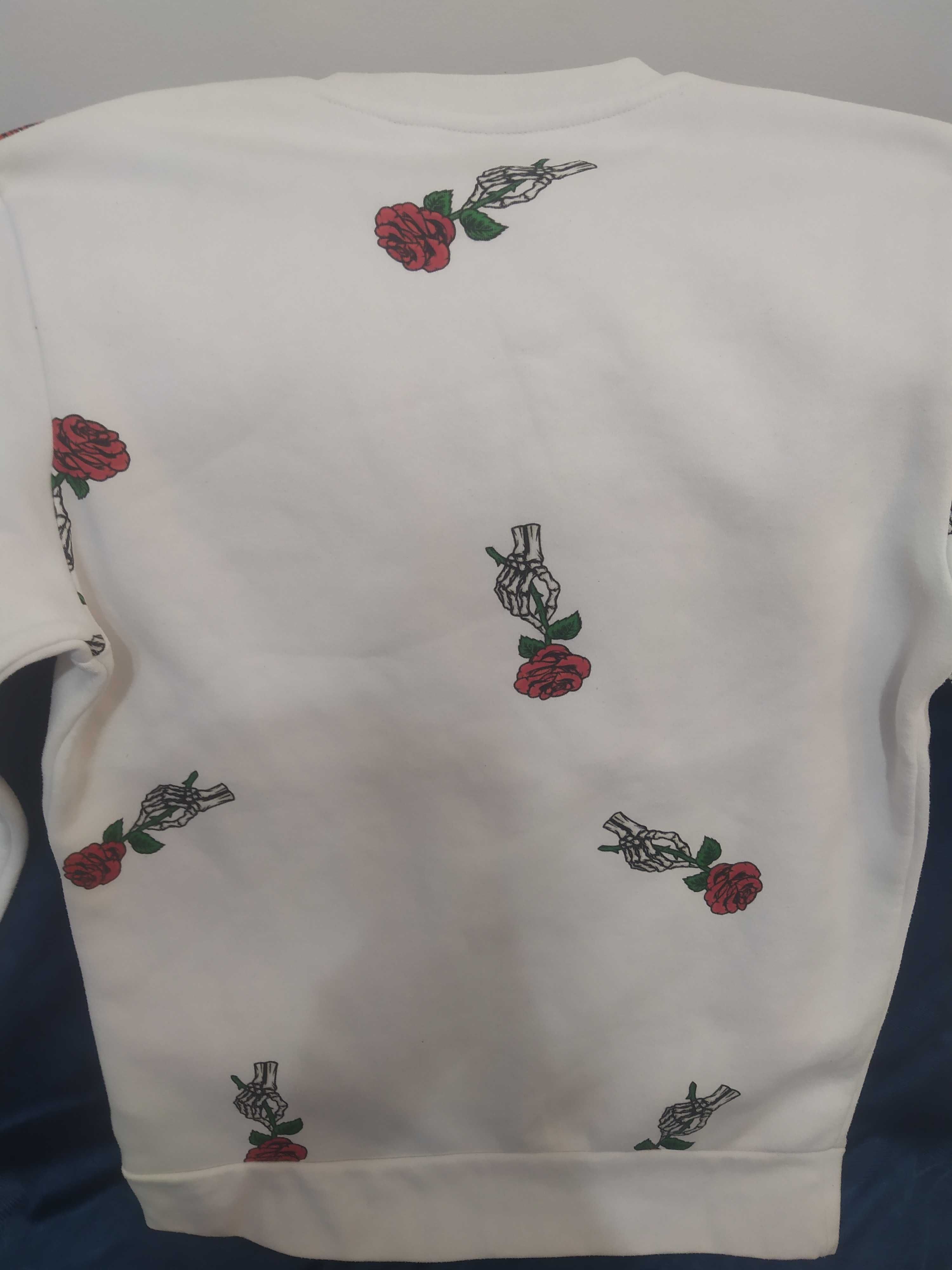 Biała bluza w róże z firmy Cropp rozmiar S